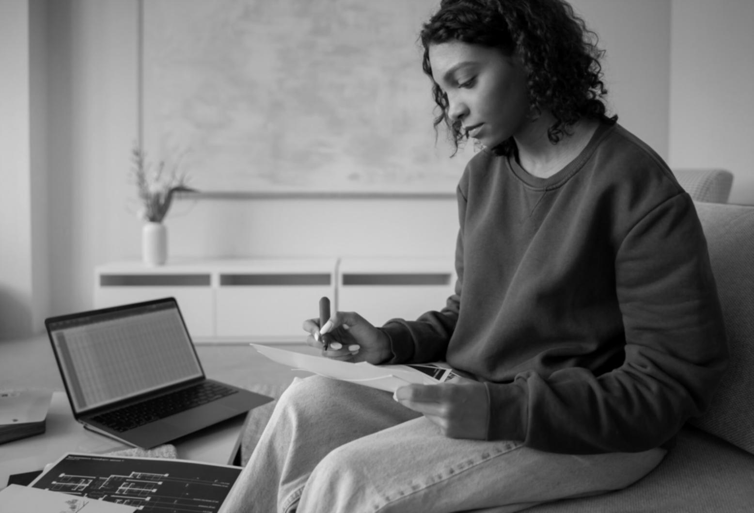 Студенты изучают материалы курса по бюджету